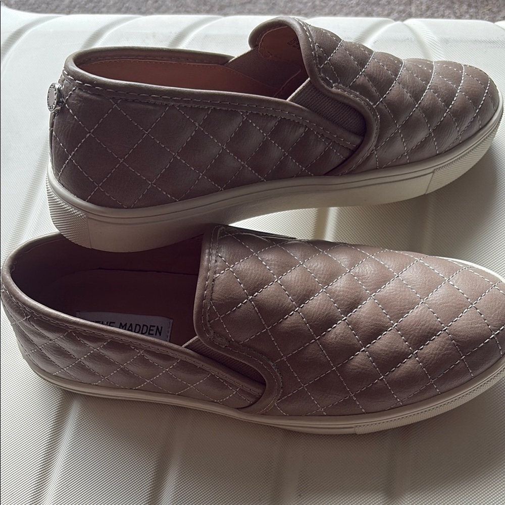 Steve Madden Women’s Quilted Slip-On Shoes - Beige Taupe SZ: 8.5. EUC - Picture 1 of 8